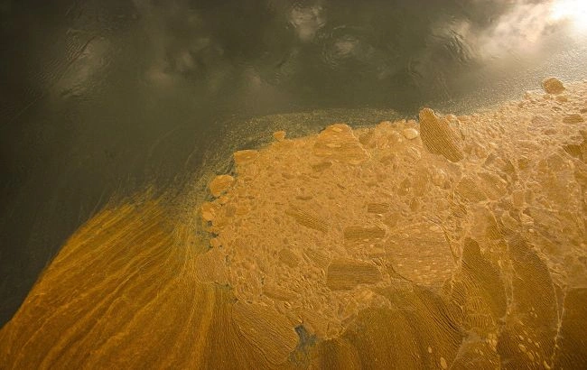 Річка Південний Буг стала кривавого кольору